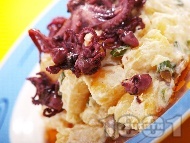 Картофена салата с мариновани бейби октоподчета от консерва, цедено кисело мляко и пресен лук